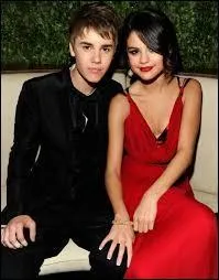 Avec quel chanteur est-elle sortie ?