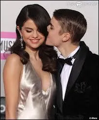 Selena a-t-elle dj embrass Justin Bieber ?