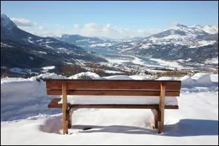 Comment s'appelle le lac artificiel situ en bas de la station des Orres ?