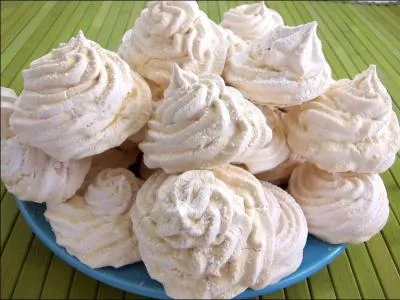 Que peut-on ajouter aux blancs d'ufs pour faire des meringues plus lgres ?