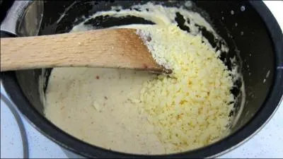 Que faut-il ajouter  une sauce bchamel pour faire une sauce Mornay ?