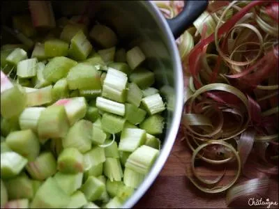 Que faut-il ajouter  la confiture de rhubarbe pour qu'elle soit moins acide ?