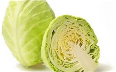 Que faut-il ajouter  l'eau de cuisson du chou blanc pour qu'il conserve sa blancheur ?