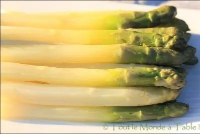 Que faut-il ajouter  l'eau de cuisson des asperges pour viter leur amertume ?
