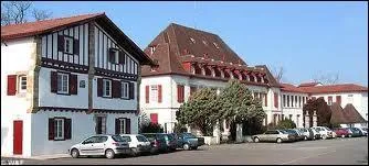 Nous partons dans le Pays Basque,  Ustaritz. La commune se situe ...