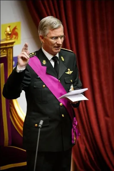Le prince Philippe a succd  son pre Albert II sur le ... de Belgique. Son ... a eu lieu le 21 juillet 2013.