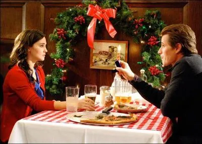 Ils s'embrassent dans un ascenseur. Petit problme : il est le petit ami de sa patronne. Un film qui sent le sapin !