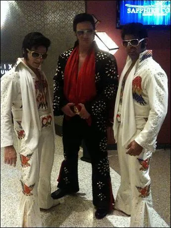 A l'occasion de cette enqute mouvemente ici illustre, qui va mixer travail et dtente  Atlantic City, Castle, Esposito et Ryan se dguisent en Elvis Presley . Pour quelle raison ?