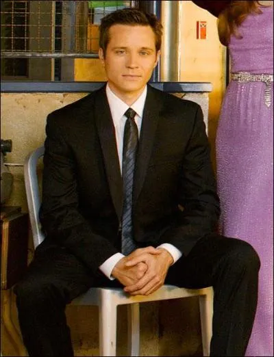 Dans le mme pisode, Ryan qui enqute dans la socit employeuse du strip-teaser victime, se voit proposer un job, pour son physique trs  la mode car  chtif  lui dit le patron de la bote. De quel rle (dguisement de strip-teaser) s'agit-il ?