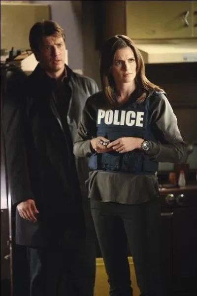 Grce  son amiti avec le Maire de New-York, Castle obtient le droit de suivre les enqutes de Beckett pour  l'inspiration . Si les policiers portent un gilet pare-balles portant la mention POLICE, Castle lui... ?