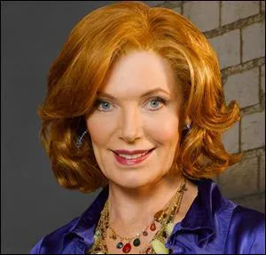 Castle vit dans un splendide loft au coeur de Manhattan, dans le quartier de SoHo, en compagnie de sa fille et de sa mre, qui connat des revers de fortune et n'aime gure la solitude. Martha Rodgers la flamboyante a exerc la profession de... ?