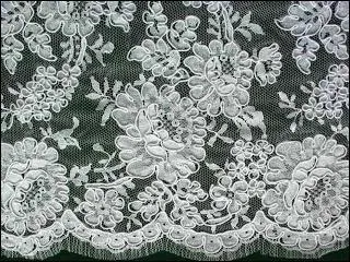 Elle vit le jour au 17e sicle, et atteignit une notorit internationale lors de l'Exposition Universelle de 1851 o elle est qualifie de  dentelle des reines et reine des dentelles .