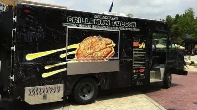 Prt  tout pour augmenter ses ventes, le fritier ambulant  choisi d'orner son camion-vente, dnomm de faon amusante  Le grillenium ,  la faon de... ?