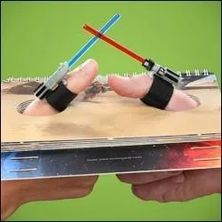 Si, si, cela existe et est en vente sur le net, pour un peu moins de dix euros. C'est le combat de pouces au sabre laser...