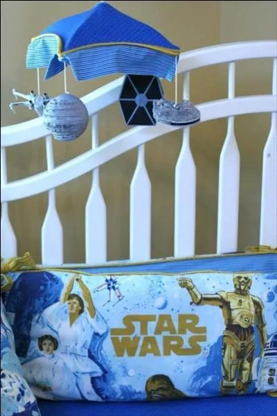 Mme tout petit, on peut avoir Star Wars autour de soi. Voici ici le linge de lit de bb et le mobile Star Wars... Mais au fait, voit-on des bbs dans la saga ?