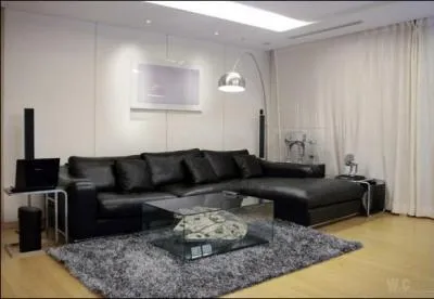 Auriez-vous imagin disposer d'une telle table de salon... Insr dans un cube de plexiglas, voici... ?