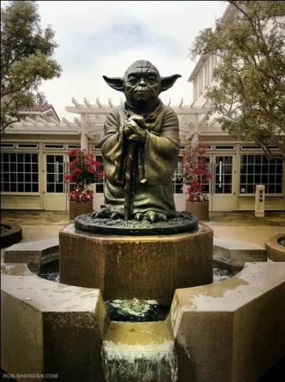 Un vrai fan de Star Wars, a ne compte pas son argent, et a laisse le bon got sans souci derrire lui ! Voici la fontaine Star Wars, qui reprsente, on est zen ou on ne l'est pas, ... ?