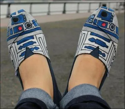 Quand on aime, on met mme Star Wars  ses pieds ! Voici les chaussons R2D2, qui valent quand mme plus de cent dollars. A ce compte-l, on espre... ?
