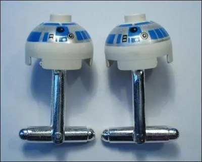 O se loge l'lgance ? Jusque dans les moindres dtails, comme ici ces jolis boutons de manchettes. Bien sr, le modle s'inspire... ?