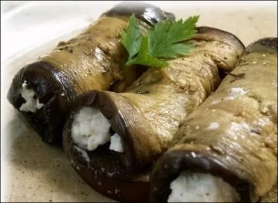 Aprs une cuisson rapide  la pole vous les garnirez de fromage grec et les roulerez. Quel est le fromage qui formera une belle association avec les saveurs des ---- ?