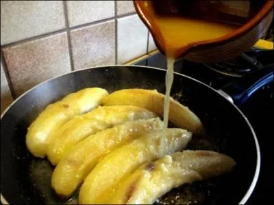 Choisissez-les ----- mres et faites dorer dans du beurre. Saupoudrer de sucre de canne. Faire dorer rapidement une fois encore. Verser le ----- et flamber.