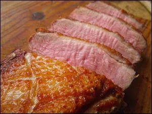 Raliser un quadrillage assez profond dans la graisse qui recouvre le ------ Cuire dans une pole anti-adhsive sans ajouter de matire grasse. Jamais trop cuit, lorsque vous le dcoupez, il doit tre ros  l'intrieur.