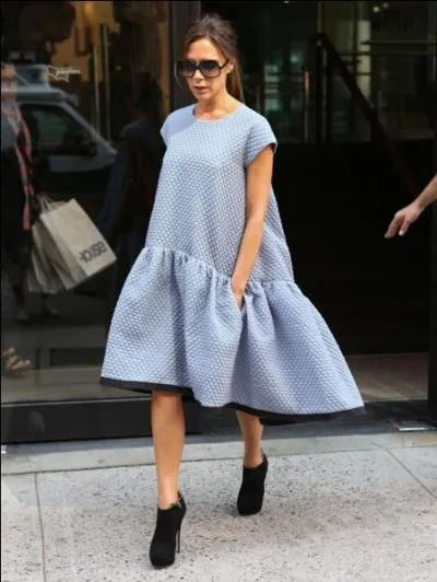 Dans sa petite robe tente, c'est Victoria Beckham, qui se pique donc d'tre devenue styliste de mode. Auparavant, cette anglaise tait membre d'un groupe musical nomm... ?