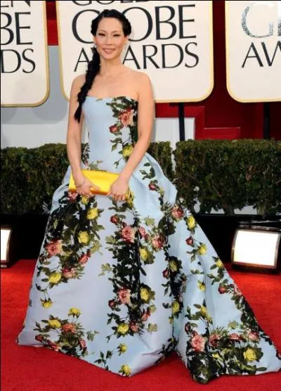 L'actrice portant cette ravissante robe bleu  fleurs est Lucy Liu. Si elle a t l'une des Drles de dames, elle a beaucoup  feul   l'cran dans le rle piquant de... ?