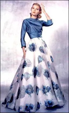 Grace Kelly est ne dans une famille trs aise de la cte est amricaine. De quelle ville rpute pour son chic est-elle originaire ?