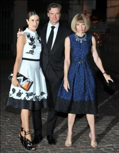 La femme en bleu fonc (avec le couple Colin et Giulia Firth) est la  Papesse de la mode , une anglaise, celle qui a t si peu aimablement dcrite dans le film Le diable s'habille en Prada. Quel est son nom ?