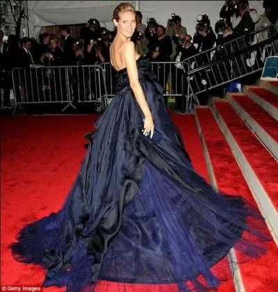 En bleu sombre, et dans une robe spectaculaire, c'est le top model Heidi Klum, alors enceinte. Quelle est la nationalit d'origine de Heidi ?