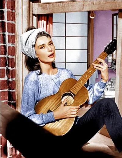 En bleu sur son rebord de fentre, Audrey Hepburn chante vraiment,  la guitare, un air mlancolique. Le film est Diamants sur canap (Breakfast at Tiffany's). Quelle est cette chanson ?
