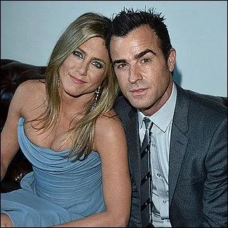 Voici l'un des couples clbres du moment, la ptillante Jennifer Aniston, ici en bleu, et Justin Throux. Ce dernier, acteur galement et scnariste, est d'origine... ?