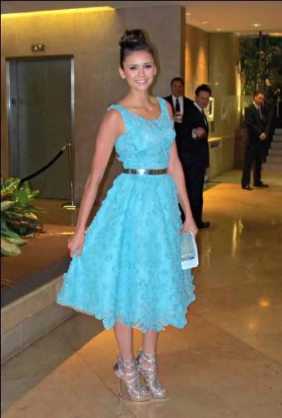 Toute mignonne dans sa jolie robe, c'est l'actrice vedette d'une srie  grand succs, Vampire diaries. Quel est son nom ?