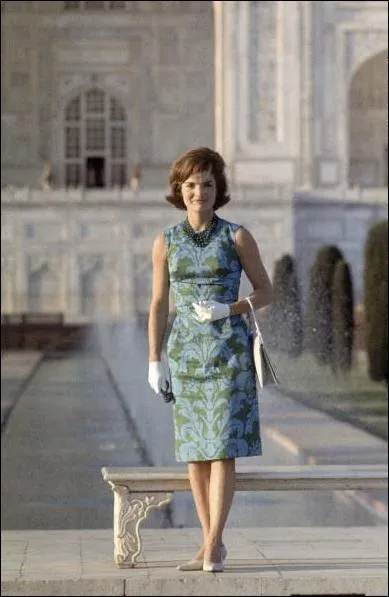 Dans une robe imprime bleu, c'est l'ex-Premire dame des Etats-Unis, Jackie Kennedy. Elle pose ici devant le Taj Mahal, ce que fera plus tard une autre Premire dame afin de faire tat de sa solitude. Qui ?