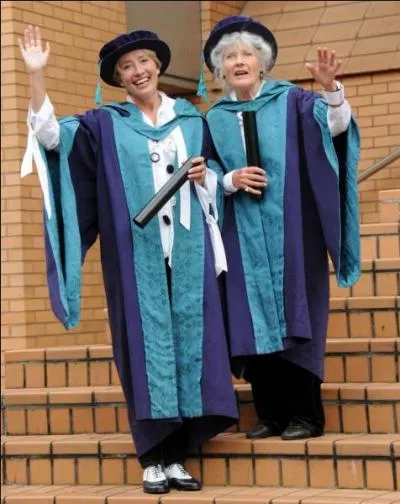 Ces amusantes tenues bleues, que portent ici les actrices, mre et fille, Phyllida Law et Emma Thompson, sont des tenues... ?