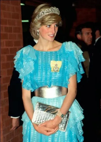 Lady Diana a souvent port du bleu, elle qui avait les yeux bleu. La voici  ses dbuts. A quel ge est-elle devenue Princesse ?