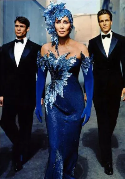 La Reine des tenues extravagantes, bien avant la ple copie du genre qu'est Lady Gaga, ce fut elle, Mademoiselle Sarkizian La Pierre, devenue Madame Bono, plus connue sous son nom de scne qui est... ?