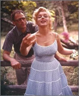 Dans sa jolie robe bleu clair, c'est Marilyn Monroe, avec l'un de ses maris. Lequel ?