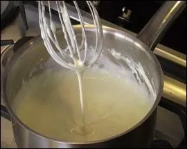 30 g de beurre, 30 g de farine, 1/2 litre de lait , noix de muscade, sel, poivre et hop ! voil une sauce -----.