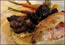 Quels champignons viendront en accompagnement des suprmes de volaille de Bresse au vin jaune, si vous incorporez dans votre sauce des  Morchella vulgaris  .