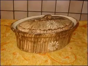 Des morceaux de joue et de queue de buf, des pommes de terre, des carottes, des navets et des oignons, du vin blanc et des aromates, une longue cuisson pour un ami qui aime le --------