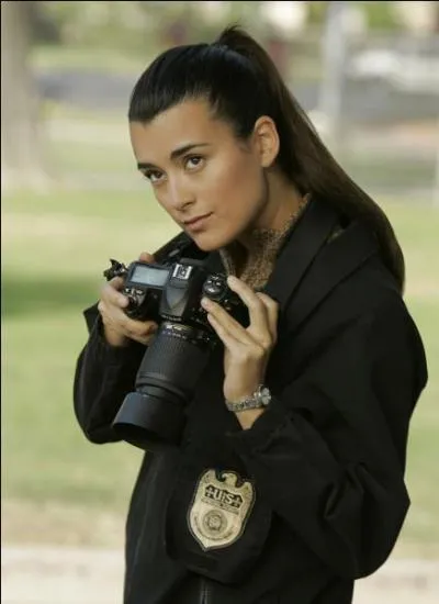 Cette actrice se nomme Cote de Pablo.