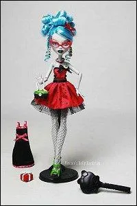 Cette poupe est... .