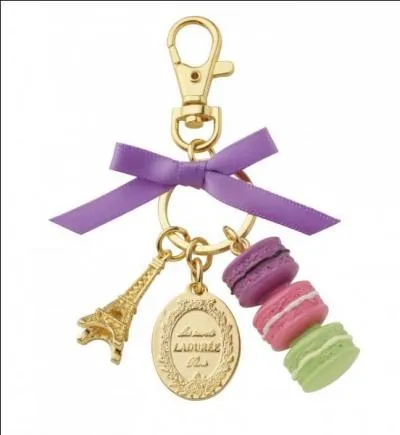 Qui lui offre un porte-clefs ?