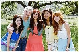 Avec quelles filles est-il sur cette photo ?