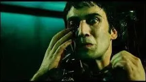 Dans le second saw, que doit faire Michael dans l'preuve d'ouverture, pour se librer d'un masque, couvert de pics, qui se refermera dans 60 secondes ?