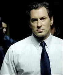 Comment l'agent Peter Strahm meurt-il ?