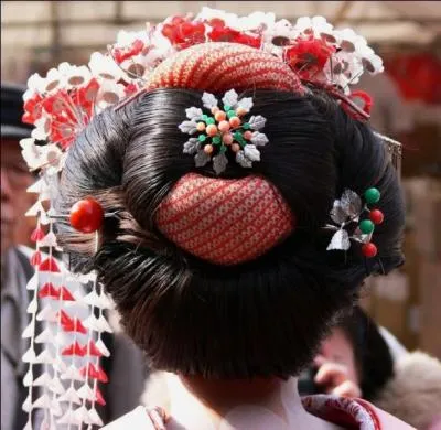 Une fois par semaine, un coiffeur vient huiler, cirer et coiffer les cheveux de ces dames. Les maikos ont un chignon qui se spare en deux, laissant apparatre un tissu de couleur...