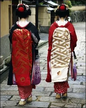 Les maiko, apprenties geishas, portent des tissus ... et des obi (ceintures) ... que les geishas.